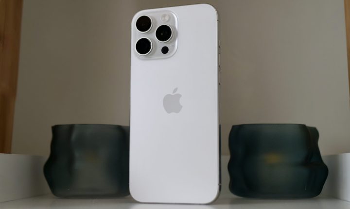 L'arrière de l'Apple iPhone 16 Pro Max.