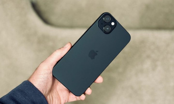 Une personne tenant l'Apple iPhone 15 Plus.