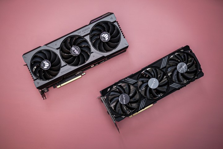 Deux cartes RTX 4070 Ti Super Graphics assises côte à côte.