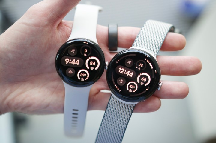 Les modèles de Watch 3 de 45 mm et 41 mm Google Watch 3 les uns à côté les uns des autres.
