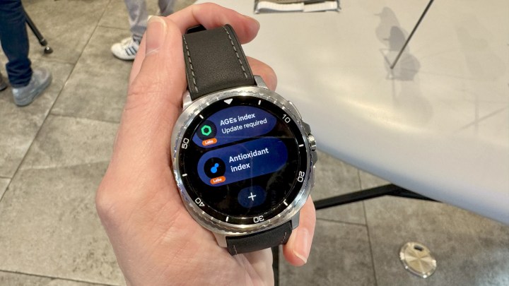 Samsung Galaxy Watch 8 Classic dans la main affichant le menu antioxydant
