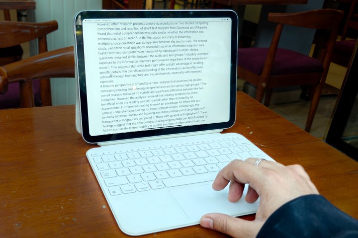 Document de lecture sur l'iPad de la 11e génération.