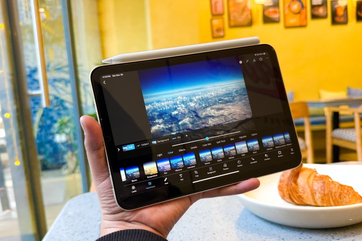 Utilisation de Photoshop sur Apple iPad Mini avec A17 Pro.