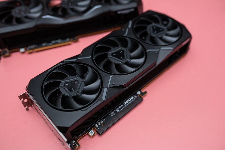 RX 7900 XTX et RX 7900 XT sur un fond rose.