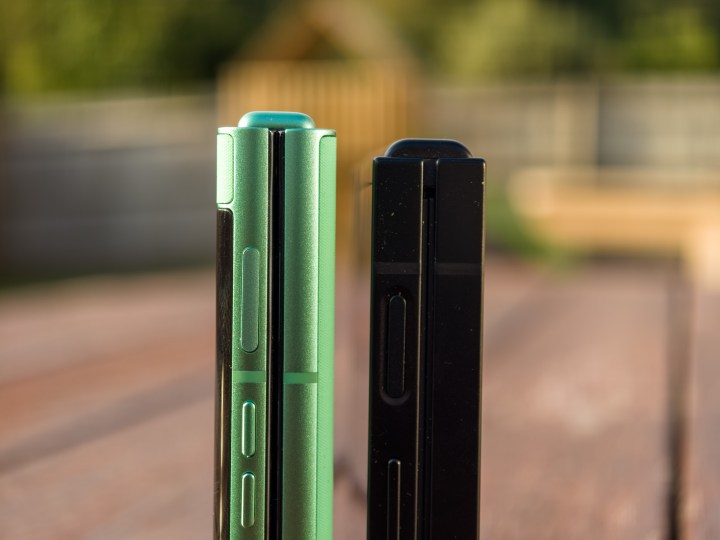 Couper le Galaxy Z Flip 7 Fe en noir et moto Razr 2025 à Spring Bud (vert)