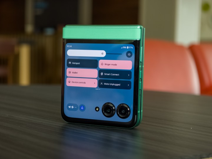 Spring Bud Razr 2025 à moitié ouvrir sur un bureau montrant le menu des paramètres rapides