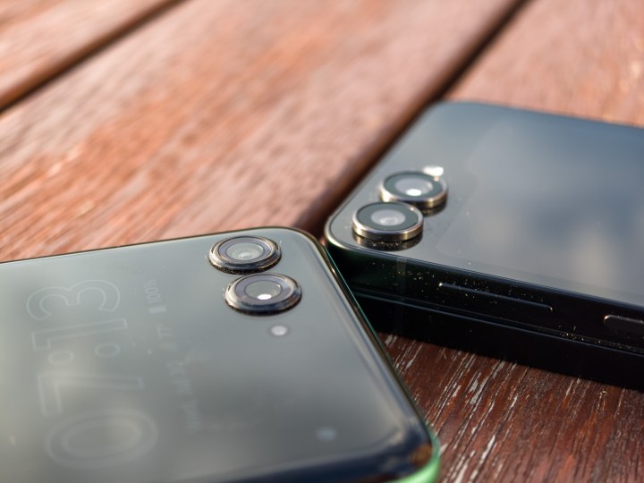 Caméras sur le Galaxy Z Flip 7 Fe en noir et moto Razr 2025 à Spring Bud (vert)