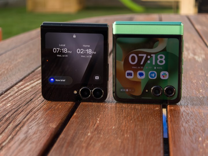 Galaxy Z Flip 7 Fe en noir et Moto Razr 2025 à Spring Bud (vert) sur une table
