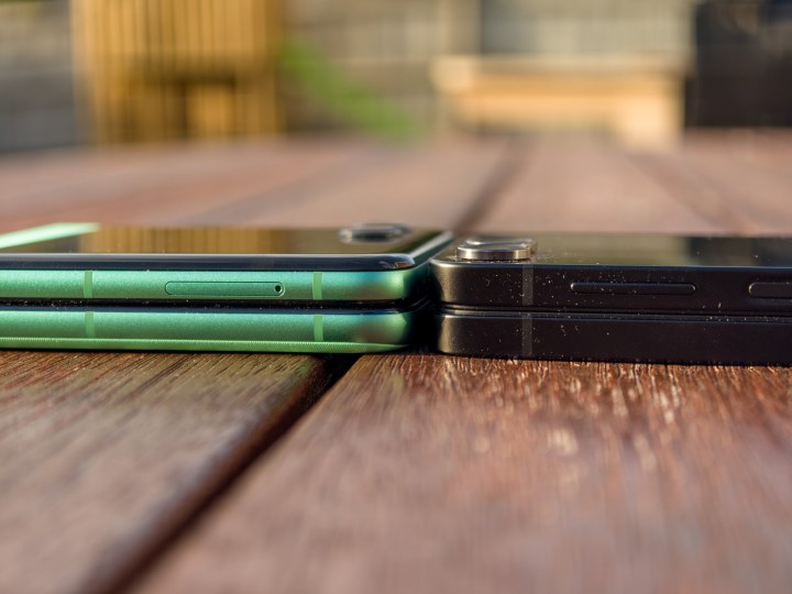 Comparaison d'épaisseur entre le Galaxy Z Flip 7 Fe en noir et Moto Razr 2025 à Spring Bud (vert)