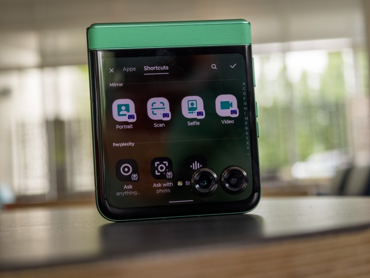 Spring Bud Razr 2025 à moitié ouvert sur un bureau montrant le panneau de communication