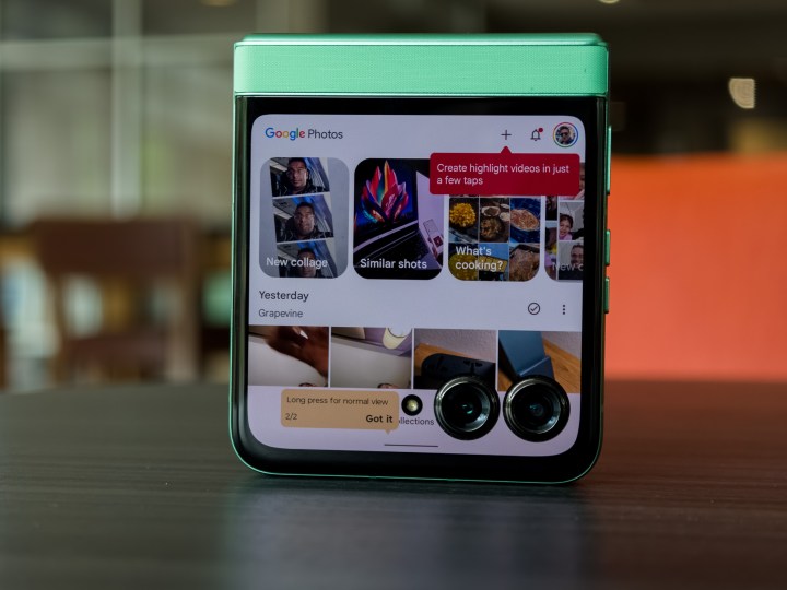 Spring Bud Razr 2025 à moitié ouvert sur un bureau avec l'écran tourné sur YouTube