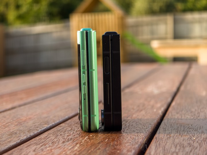 Profil latéral sur le Galaxy Z Flip 7 Fe en noir et moto Razr 2025 à Spring Bud (vert)