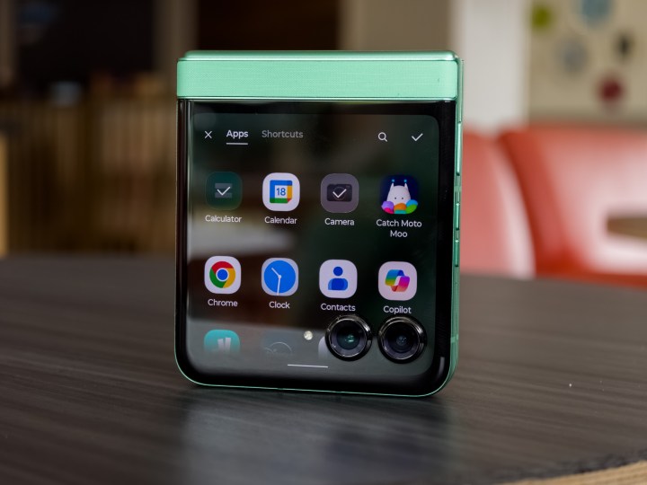 Spring Bud Razr 2025 à moitié ouverte sur un bureau montrant le menu Applications et raccourcis