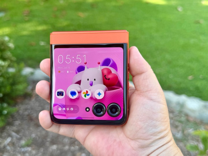 Motorola RAZR 2024 dans un écran de couverture orange Spritz déverrouillé.