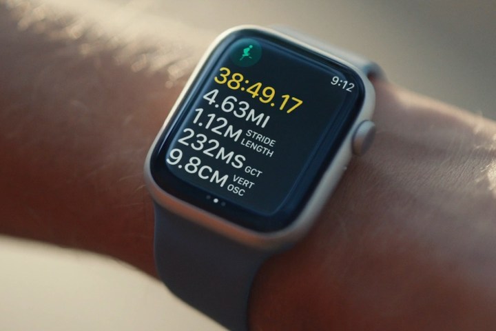 Les mesures de santé affichées sur une série d'Apple Watch 8.