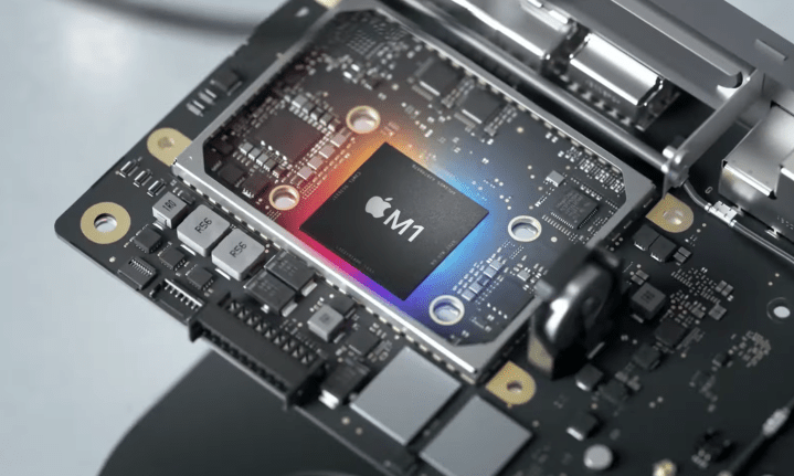Processeur Apple M1 sur une carte principale.