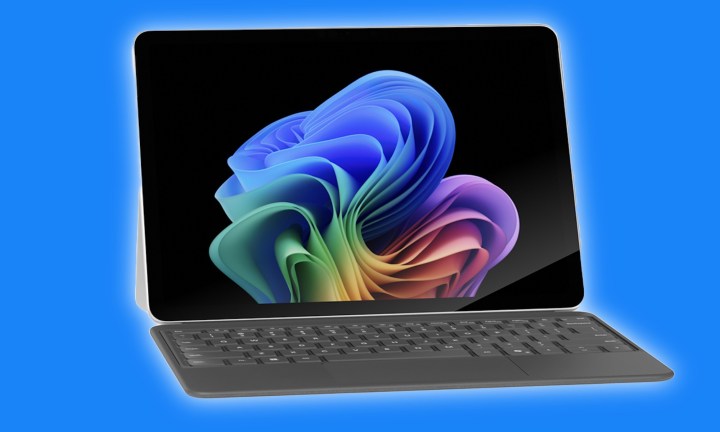 Vue avant du Microsoft Surface Pro 12 dans la tablette. 