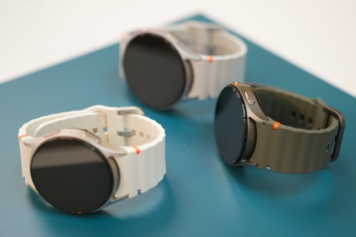 Trois Galaxy Watch 7 SmartWatchs côte à côte.