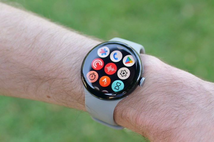 Quelqu'un portant le Google Pixel Watch 3, montrant le tiroir de l'application.