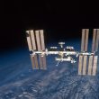 Regardez ces satellites StarLink passer en tant que comète fait un camée cosmique