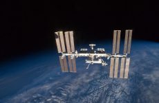 Regardez ces satellites StarLink passer en tant que comète fait un camée cosmique