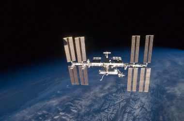 Regardez ces satellites StarLink passer en tant que comète fait un camée cosmique