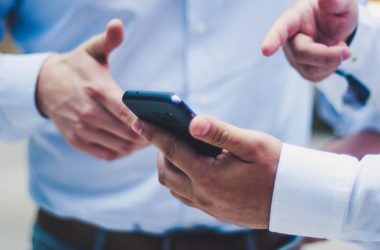 Un choc simultané de smartphone arrive pour les Britanniques