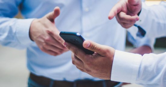 Un choc simultané de smartphone arrive pour les Britanniques