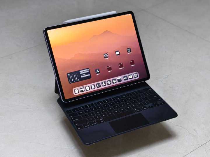 IPad Air de 13 pouces avec clavier magique de dernière génération.