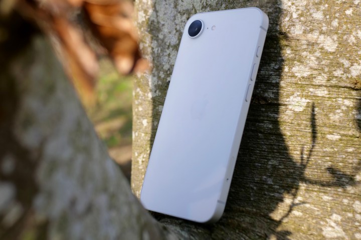 L'arrière de l'Apple iPhone 16E.