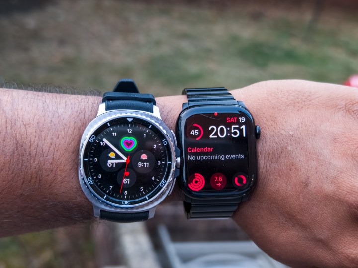 Galaxy Watch 8 Classic en noir sur un poignet à côté de l'Apple Watch Series 10 en noir