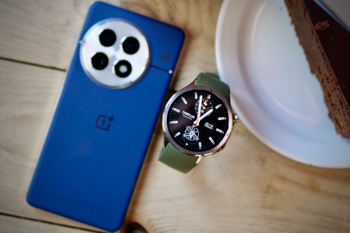 Le OnePlus 13 et OnePlus Watch 3.