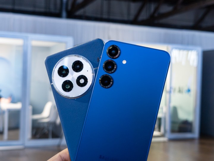 Le Galaxy S25 Plus dans la Marine contre le OnePlus 13 en bleu