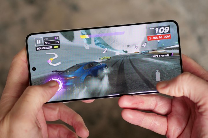 Une personne jouant un jeu sur le OnePlus 13.