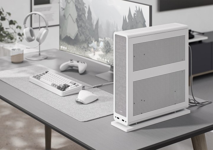 L'étui HTPC Fractal Design Ridge en blanc placé sur un bureau