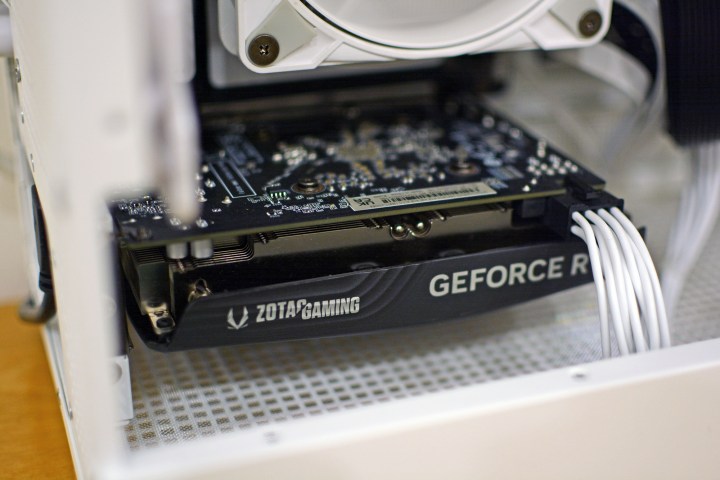 Le ZOTAC GEFORCE RTX 4060 GPU SOLO dans un PC de jeu mini-itx