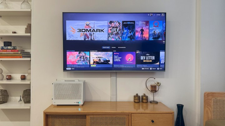 Un PC de jeu de petit facteur de forme placé sous un téléviseur pour les jeux sur console