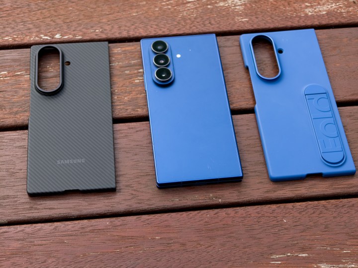 Bouclier de carbone officiel et étui en silicium et le Galaxy Z pli 7 dans l'ombre bleue sur une table