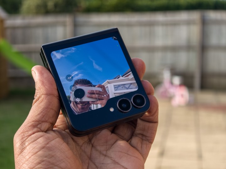 Galaxy Z Flip 7 Fe en mode de caméra selfie en utilisant l'écran avant et les appareils photo principaux
