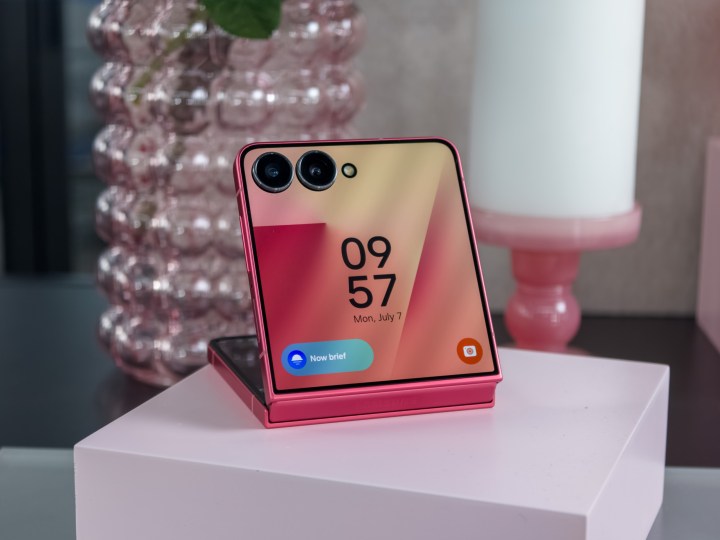 Galaxy Z Flip 7 à Coralred sur une table