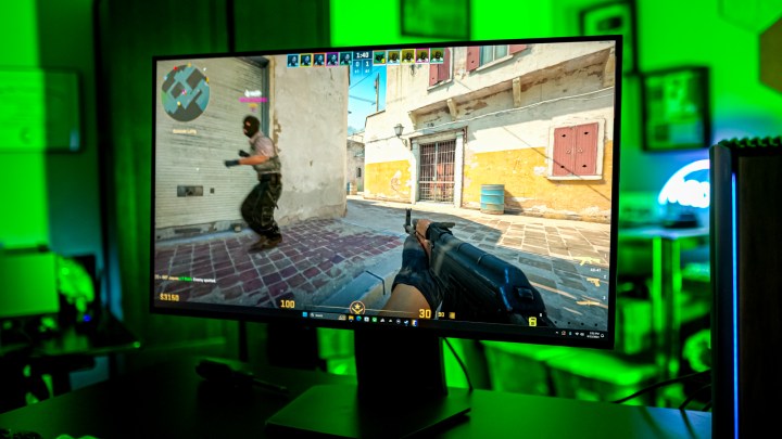 Counter-Strike 2 fonctionnant sur un moniteur de jeu.