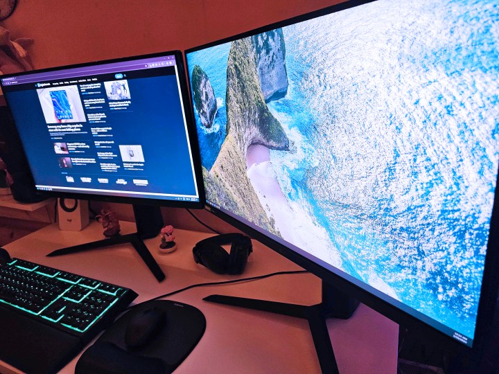 Deux moniteurs LG Ultragear sur un bureau, vues de côté.