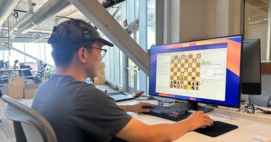 Aveuglé par des bots d'échecs de l'IA brutaux? Celui-ci pense comme un humain