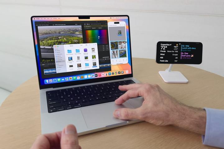 Craig Federighi d'Apple montre la fonctionnalité iPhone Mirroring dans MacOS Sequoia à la Worldwide Developers Conference (WWDC) en juin 2024.