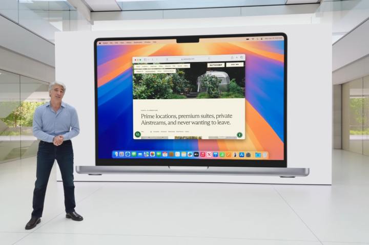 Craig Federighi d'Apple introduit le carrelage des fenêtres dans MacOS Sequoia à la Worldwide Developers Conference (WWDC) en 2024.