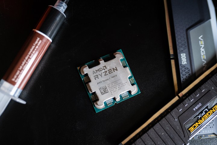 Le Ryzen 5 7600X assis parmi la pâte thermique et la RAM.