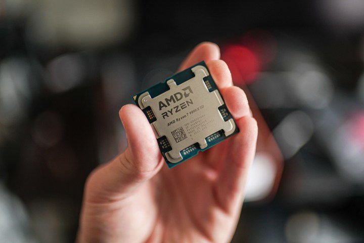 Le Ryzen 7 9800x3d tenu entre le bout des doigts.