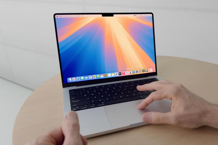 Quelqu'un utilisant MacOS Sequoia sur un MacBook Pro.