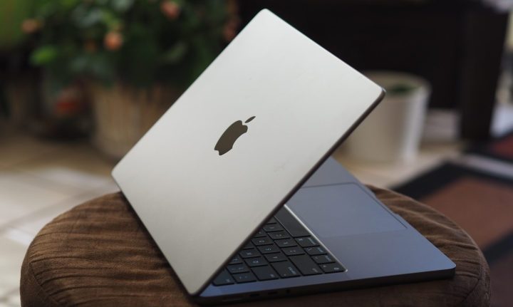 Apple MacBook Pro vu de côté.