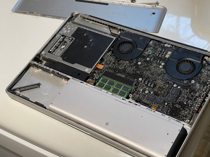 Une photo de l'arrière d'un MacBook Pro s'ouvre